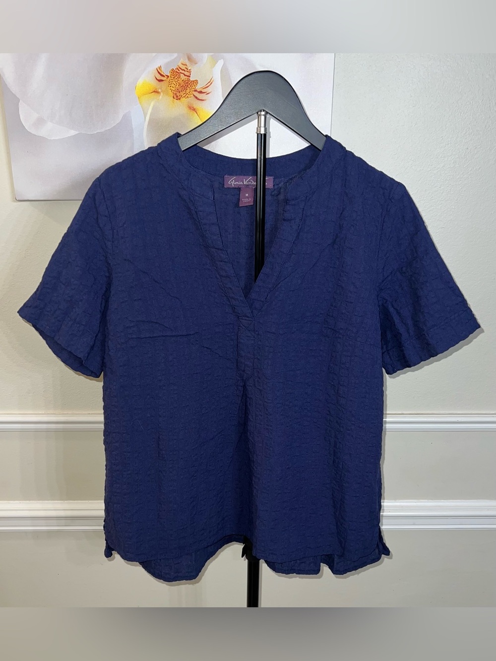 Gloria Vanderbilt Women’s Navy Seersucker Blouse! Size Medium.